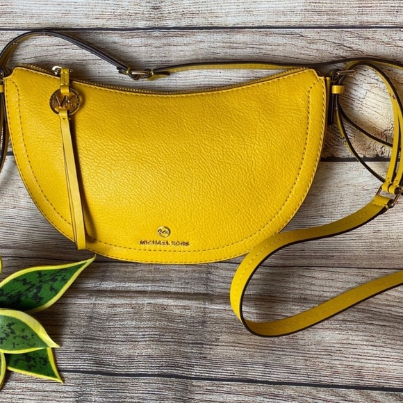 New MICHAEL Michael Kors Camden Small Messenger - Picture 2 of 16